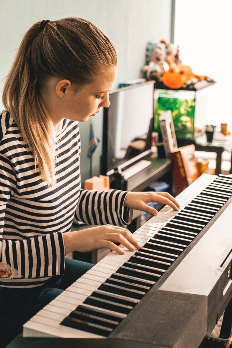 10 Best Digital Pianos Under $1500 (2023 Reviews)