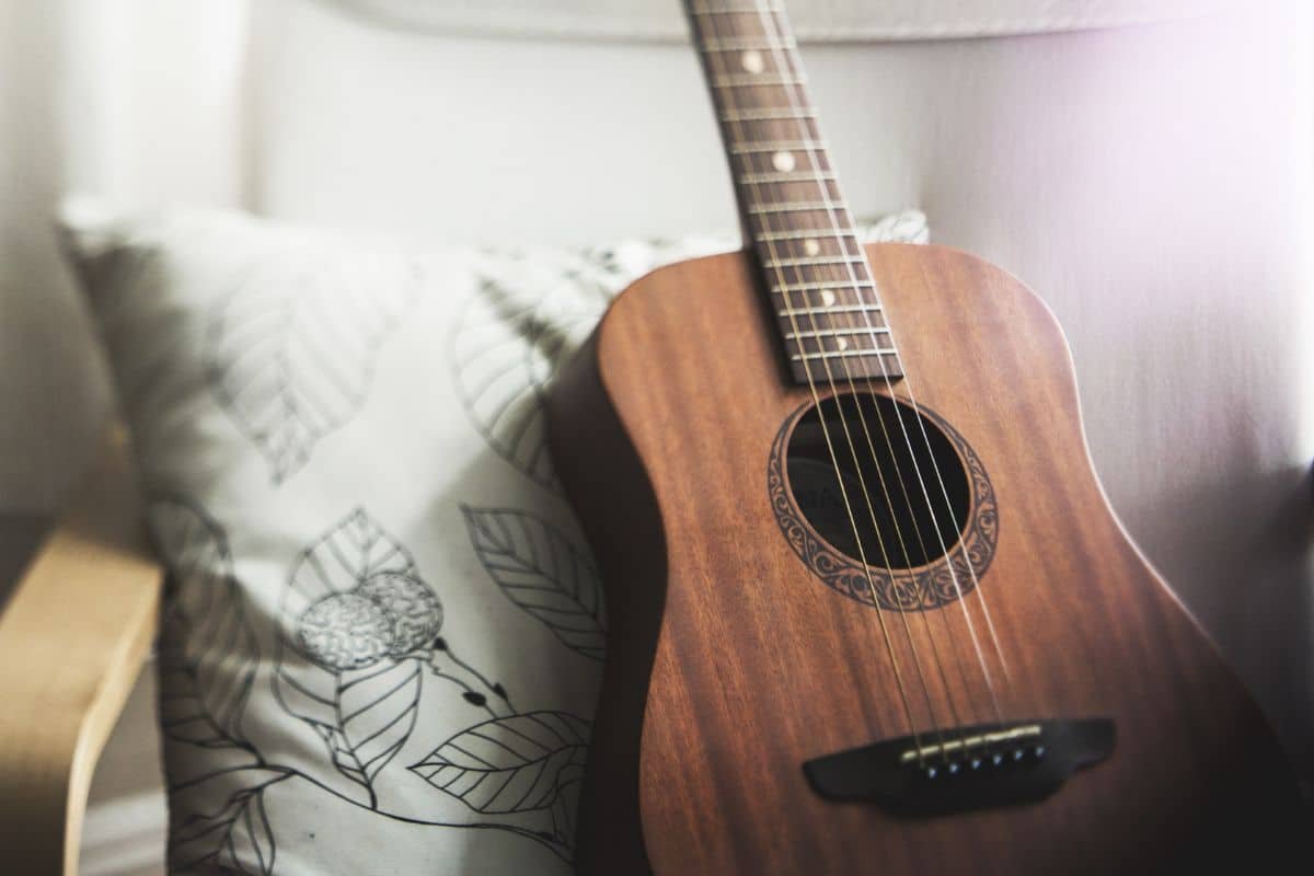 18 Popular Songs You Should Learn On The Guitar (1)