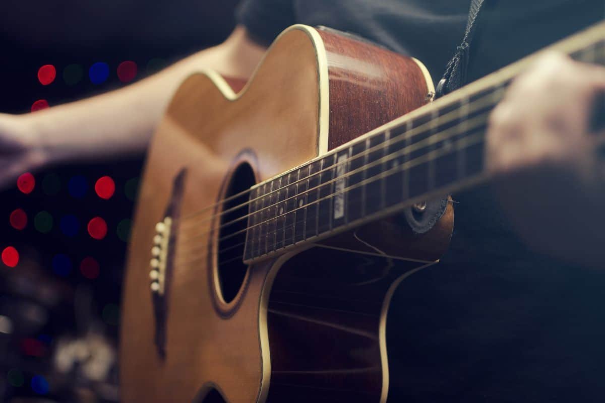 18 Popular Songs You Should Learn On The Guitar (3)