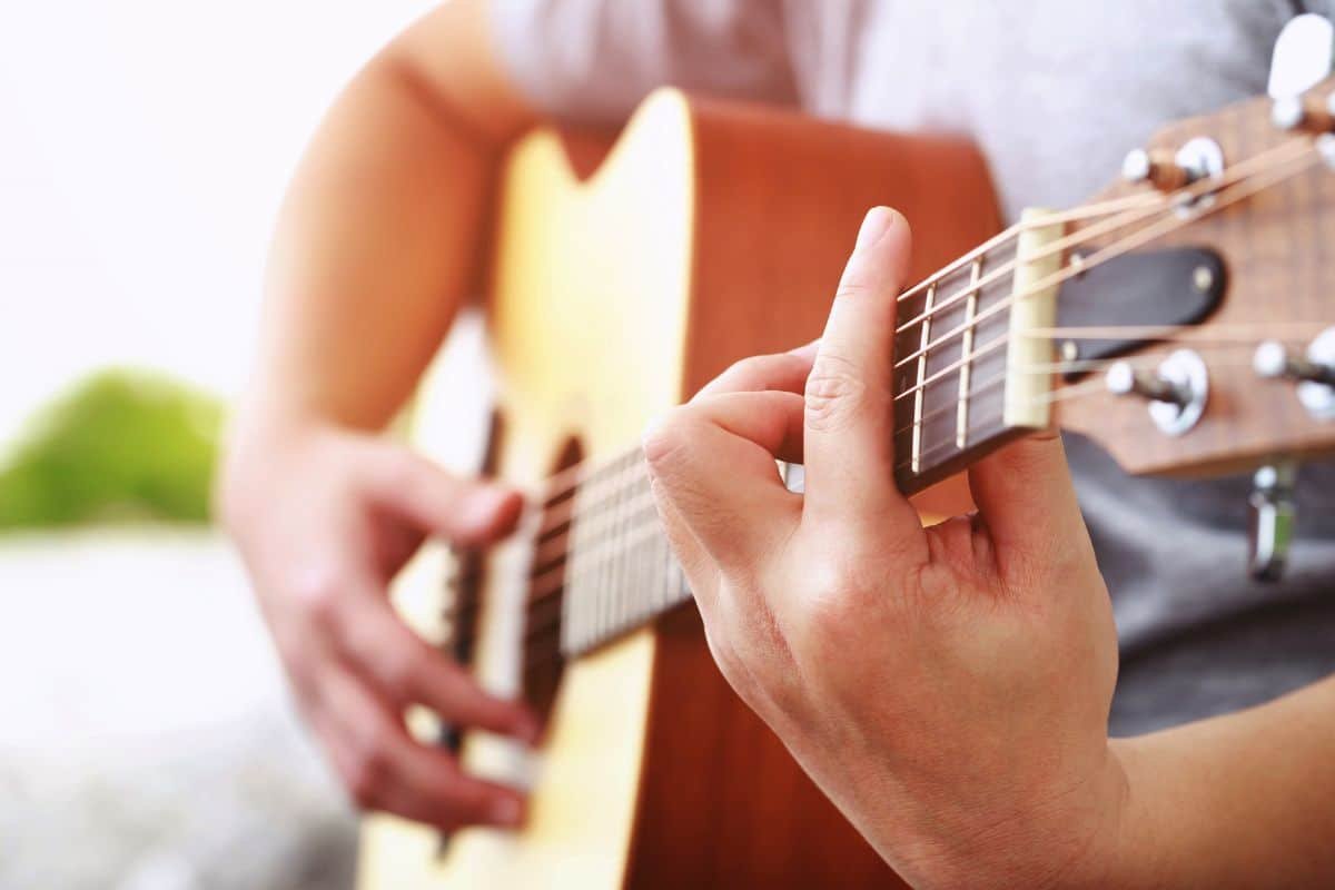 18 Popular Songs You Should Learn On The Guitar (4)